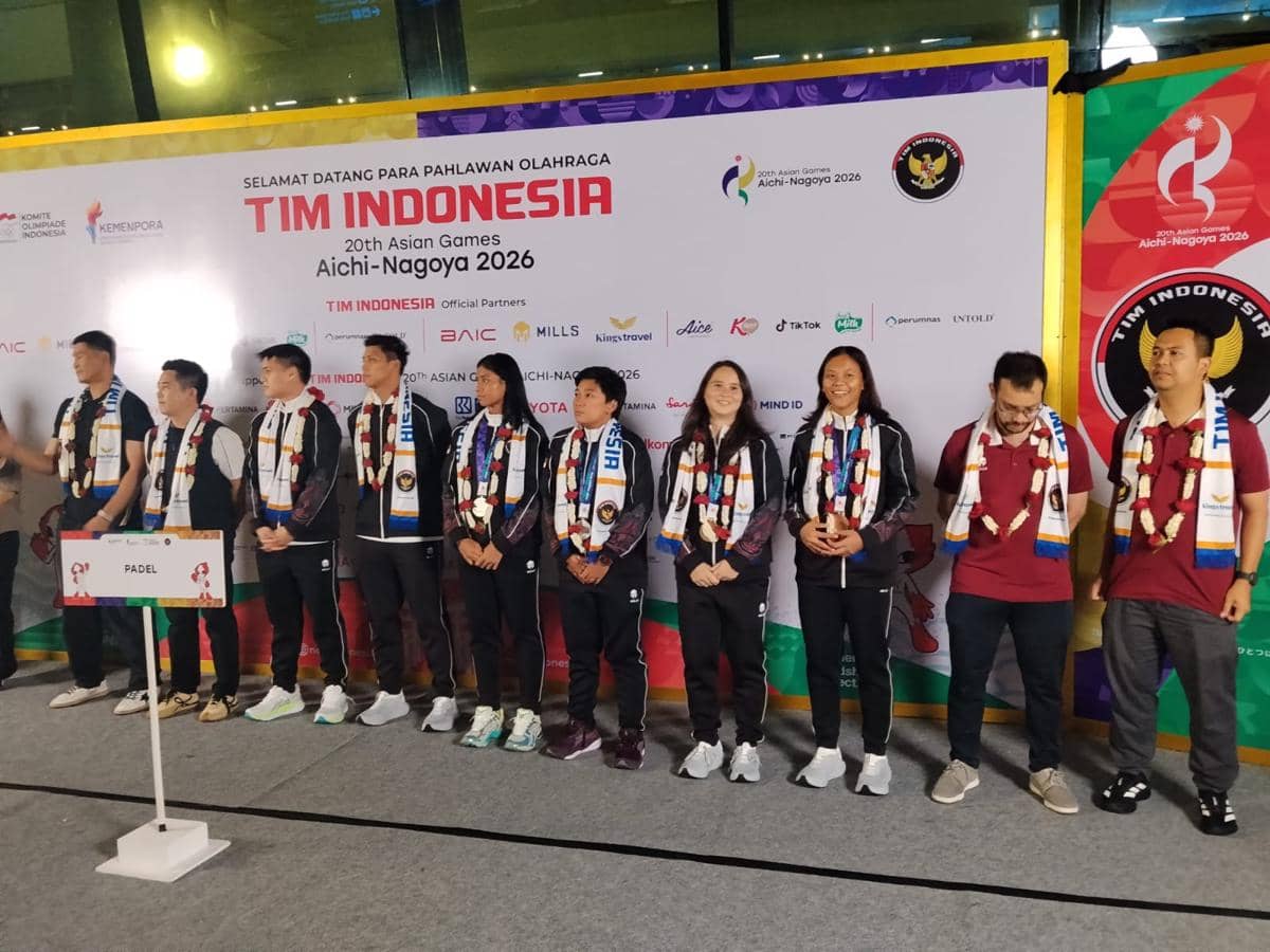 Para pemain Timnas Padel Indonesia berpose bersama setibanya di tanah air setelah berlaga di Asian Games 2026.