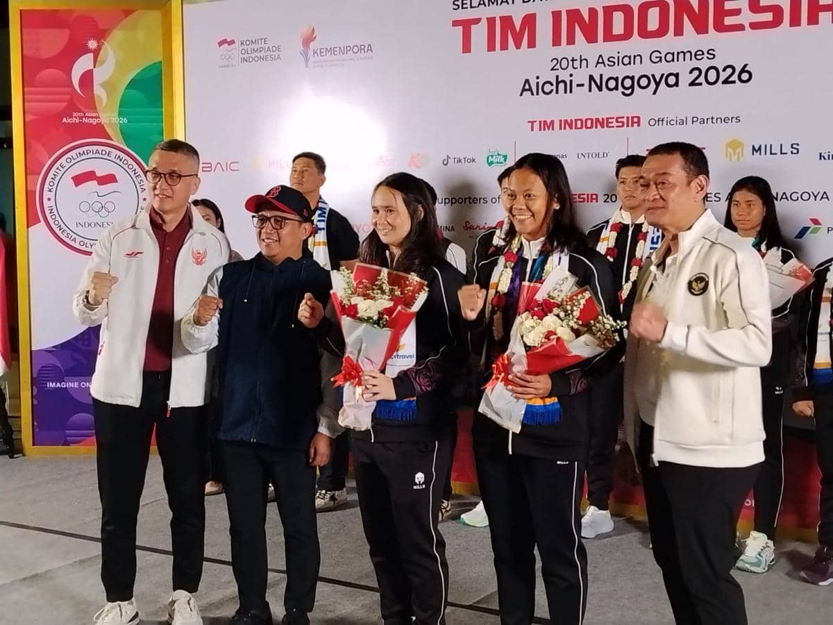 Sejumlah anggota Timnas Padel Indonesia berpose bersama setibanya di Indonesia usai Asian Games 2026.