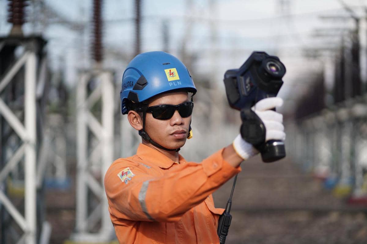 pln, pln salatiga, transmisi pln, petugas pln