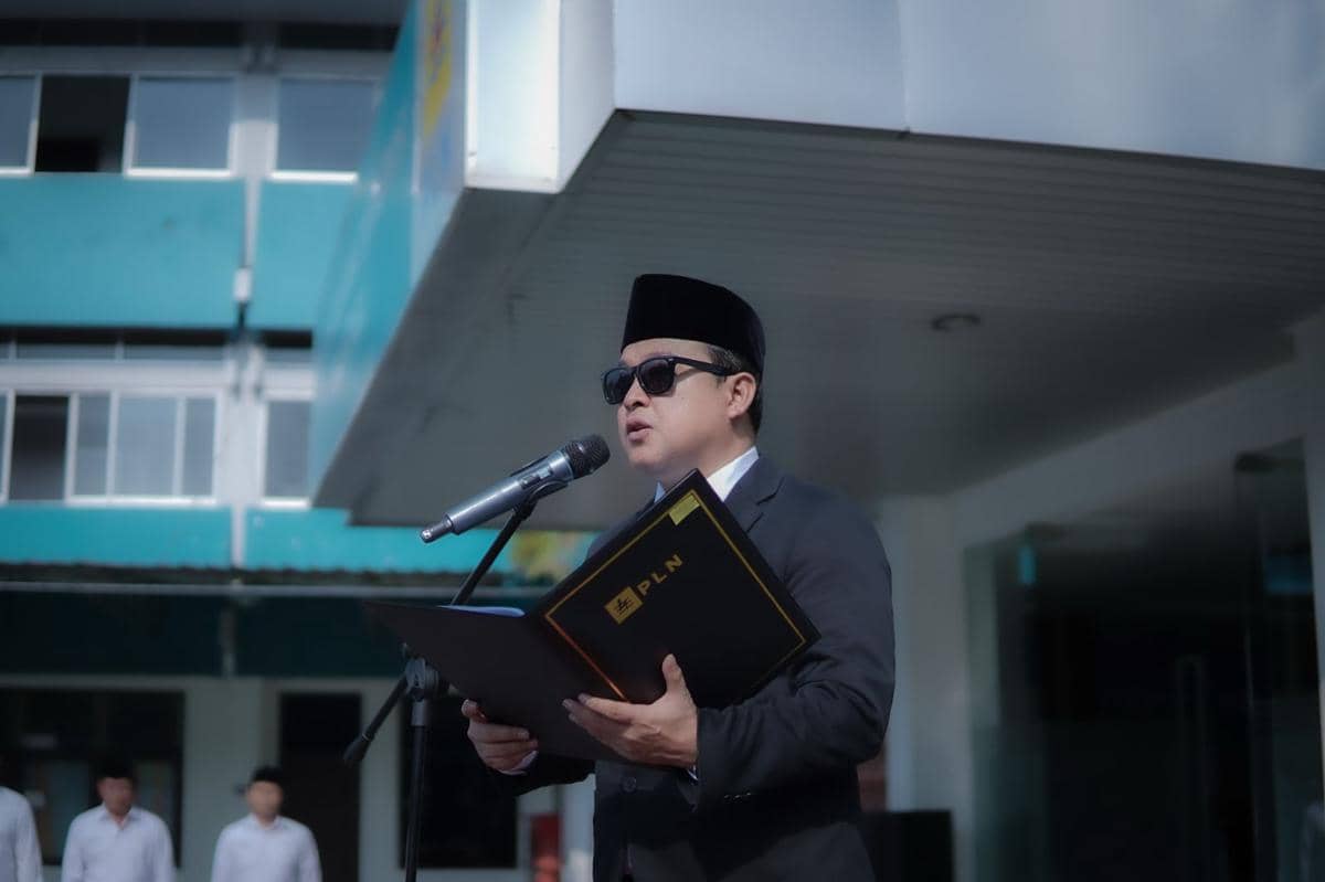 pln, pln salatiga, transmisi pln, petugas pln