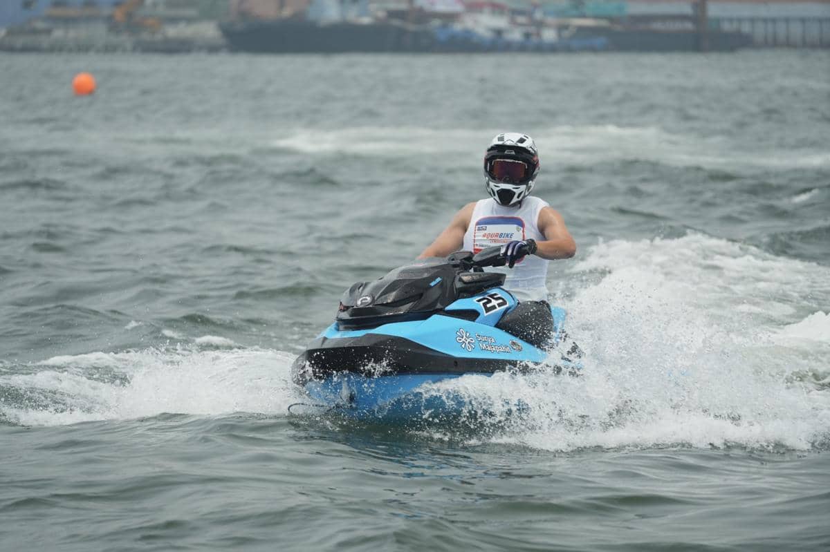 Mantan Menpora Dito Ariotedjo beraksi di lintasan saat mengikuti Aquabike Indonesia Championship 2026.