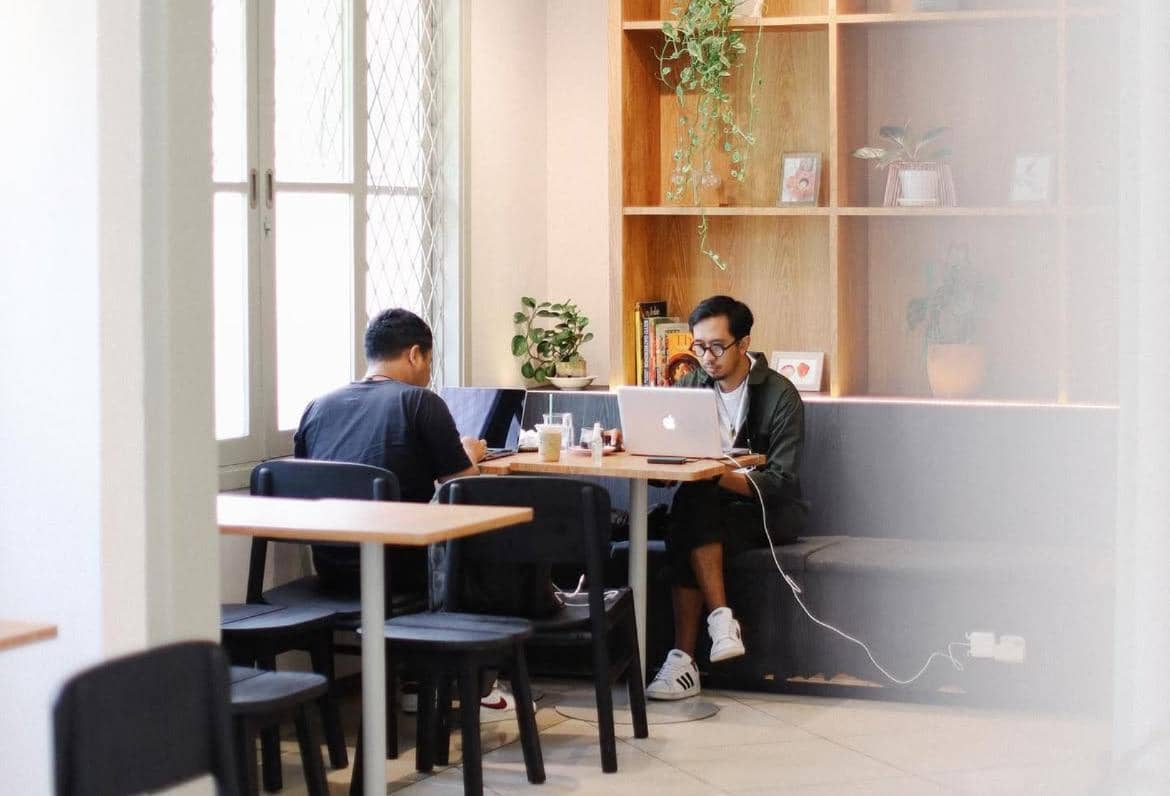 potret suasana nugas di Titik Koma Buring