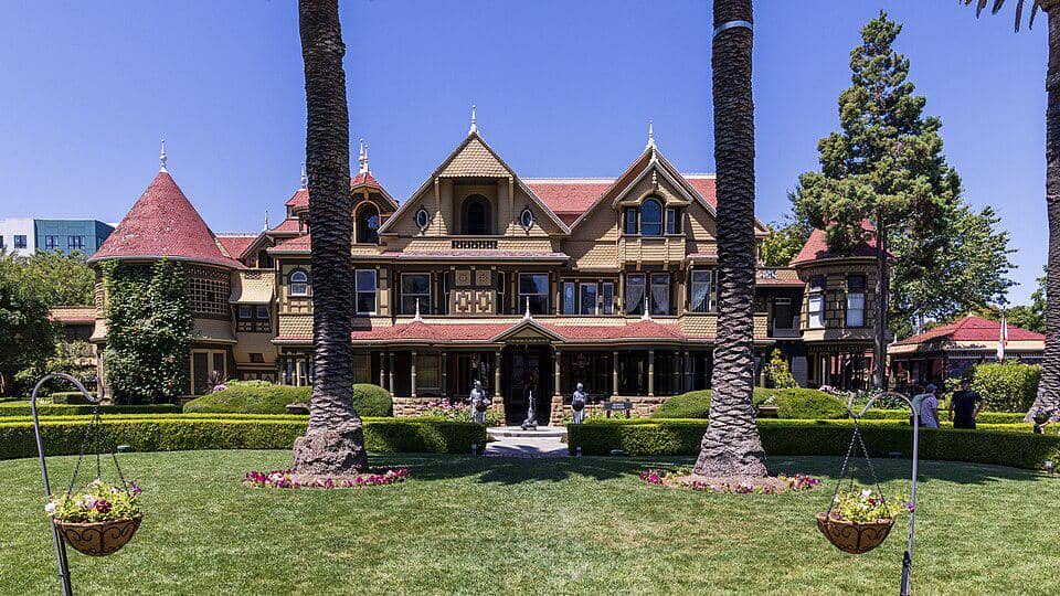 Winchester Mystery House di Amerika Serikat