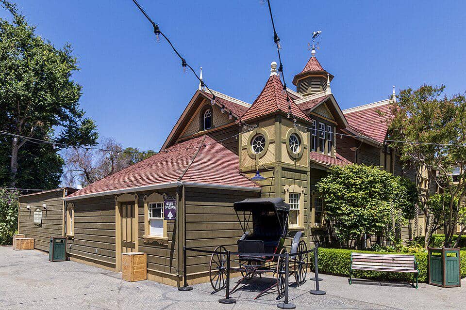 Winchester Mystery House di Amerika Serikat
