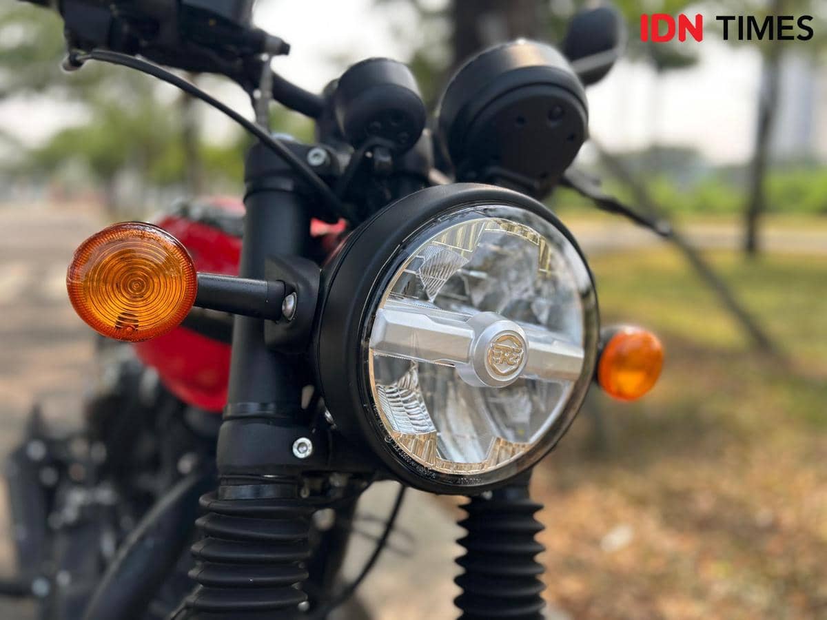 Lampu depan kendaraan telah menggunakan teknologi LED, memberikan pencahayaan modern pada bagian muka kendaraan.