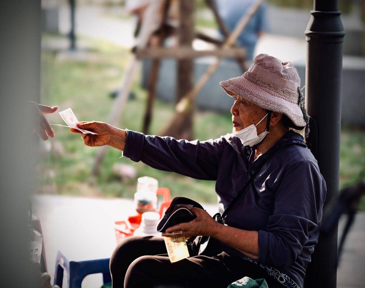 memberikan uang