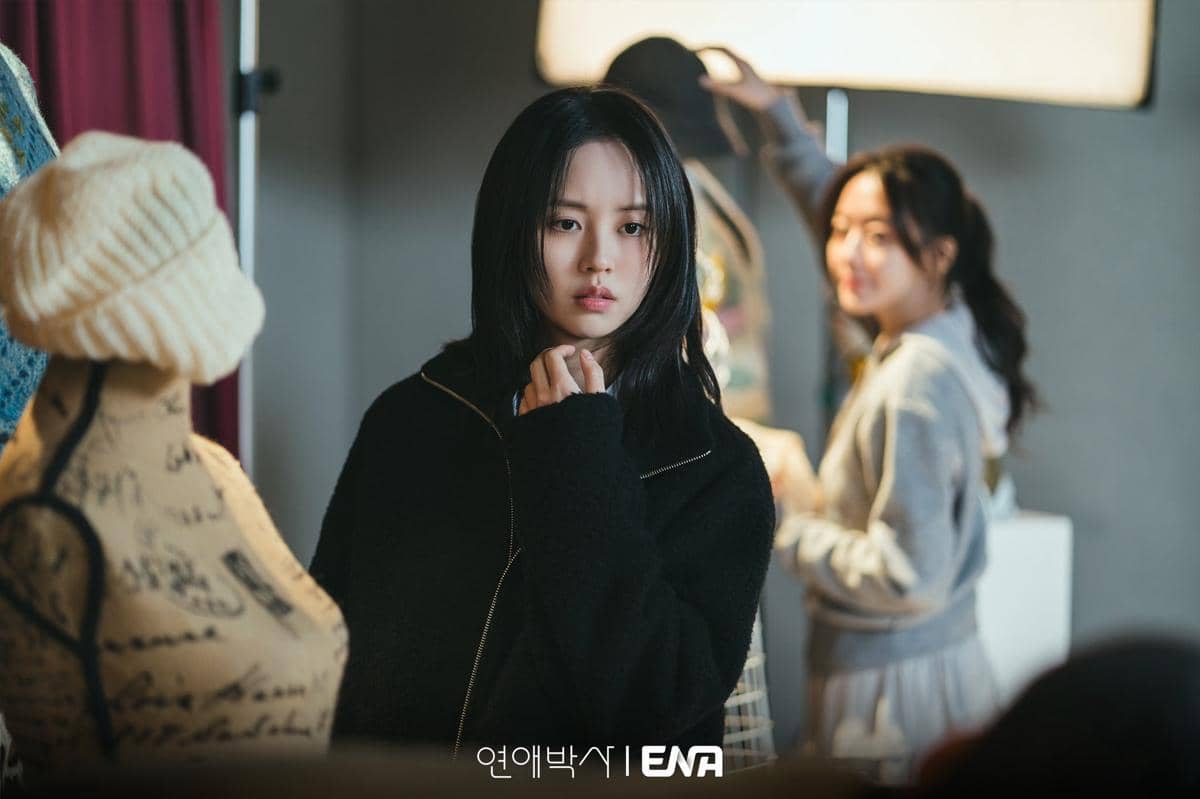 Still cut promosi drama Korea Between Steps yang dibagikan Channel ENA melalui akun X resmi di media sosial.