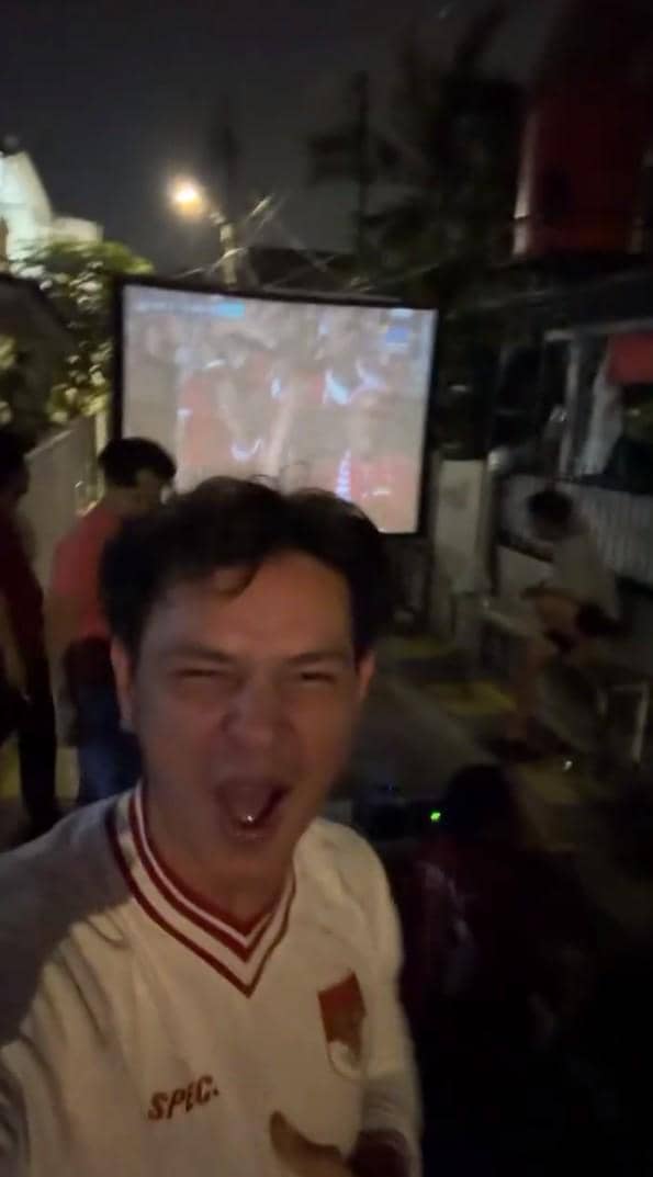 Sejumlah artis menyaksikan pertandingan timnas Indonesia melawan Thailand bersama-sama dalam acara nonton bareng.