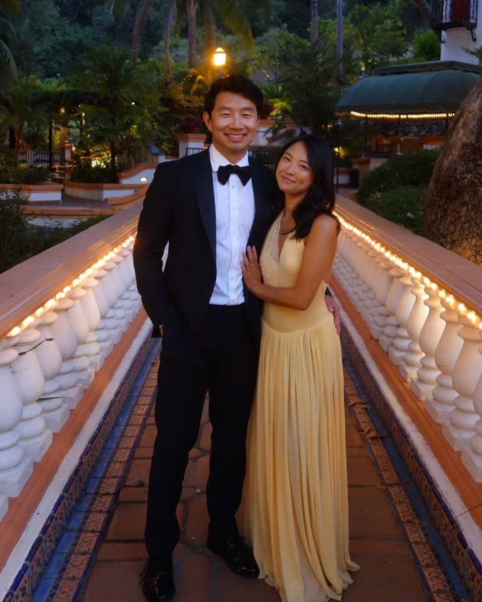 Simu Liu dan Allison Hsu tampil bersama dalam potret yang dibagikan melalui akun Instagram Allison Hsu.