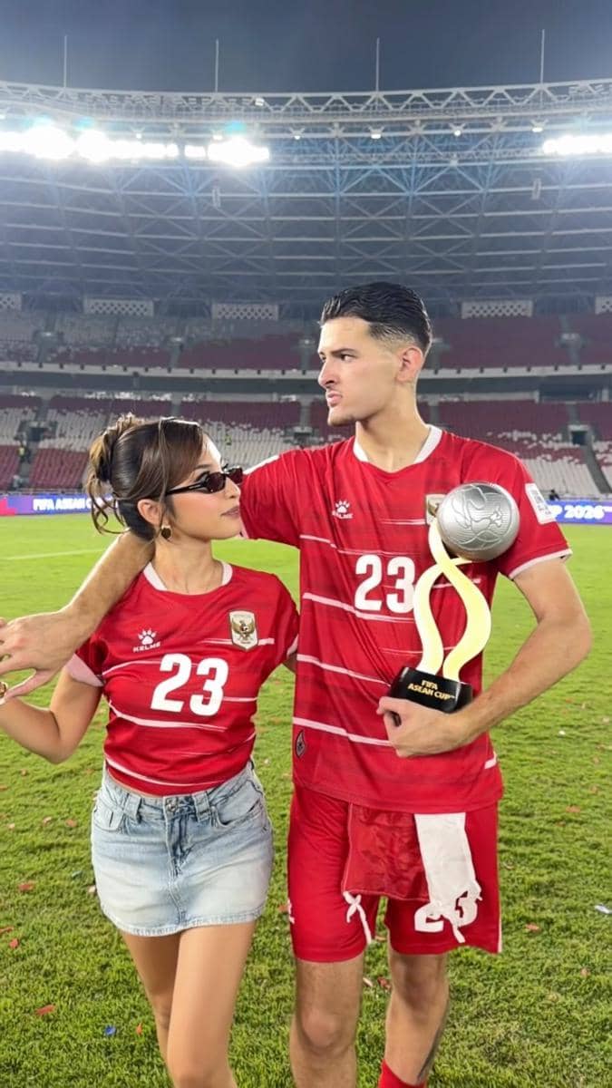 Sejumlah WAGs dan anggota keluarga menyaksikan langsung pertandingan final timnas Indonesia di Stadion GBK.