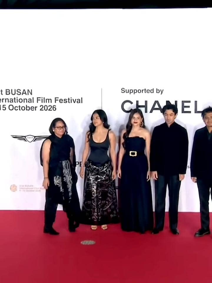 Reza Rahadian bersama cast dan kru Laut Bercerita di BUSAN International Film Festival