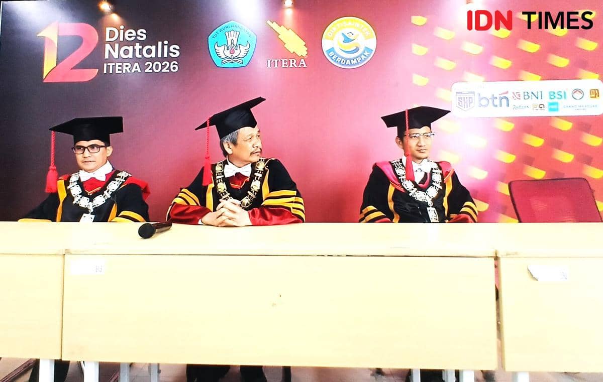Rektor Itera, Elfahmi (tengah) dan wakil rektor menghadiri konferensi pers Sidang Terbuka Dies Natalis ke-12 Itera, Selasa (6/10/2026). (IDN Times/Martin L Tobing).