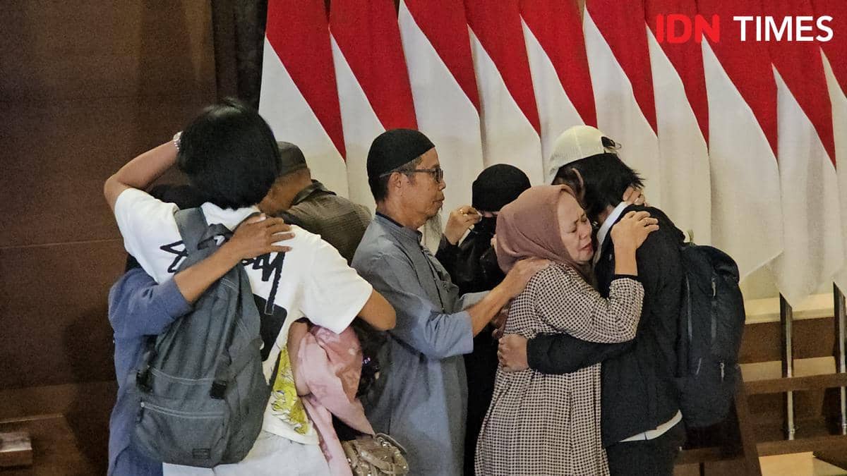 Empat anak buah kapal MT Honour tiba di Indonesia setelah enam bulan disandera pembajak Somalia.