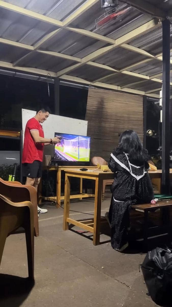 Sejumlah artis menyaksikan bersama pertandingan Timnas Indonesia melawan Thailand dalam acara nobar.