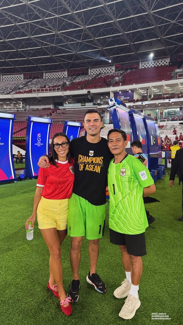 Sejumlah WAGs dan keluarga menyaksikan langsung pertandingan final timnas Indonesia dari tribun Stadion GBK.