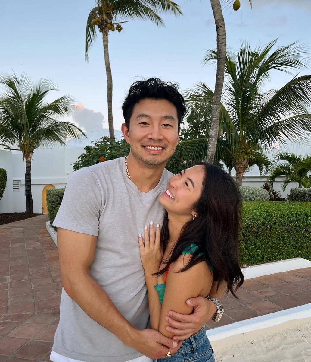 Simu Liu dan Allison Hsu berpose bersama dalam potret yang dibagikan melalui akun Instagram Allison Hsu.