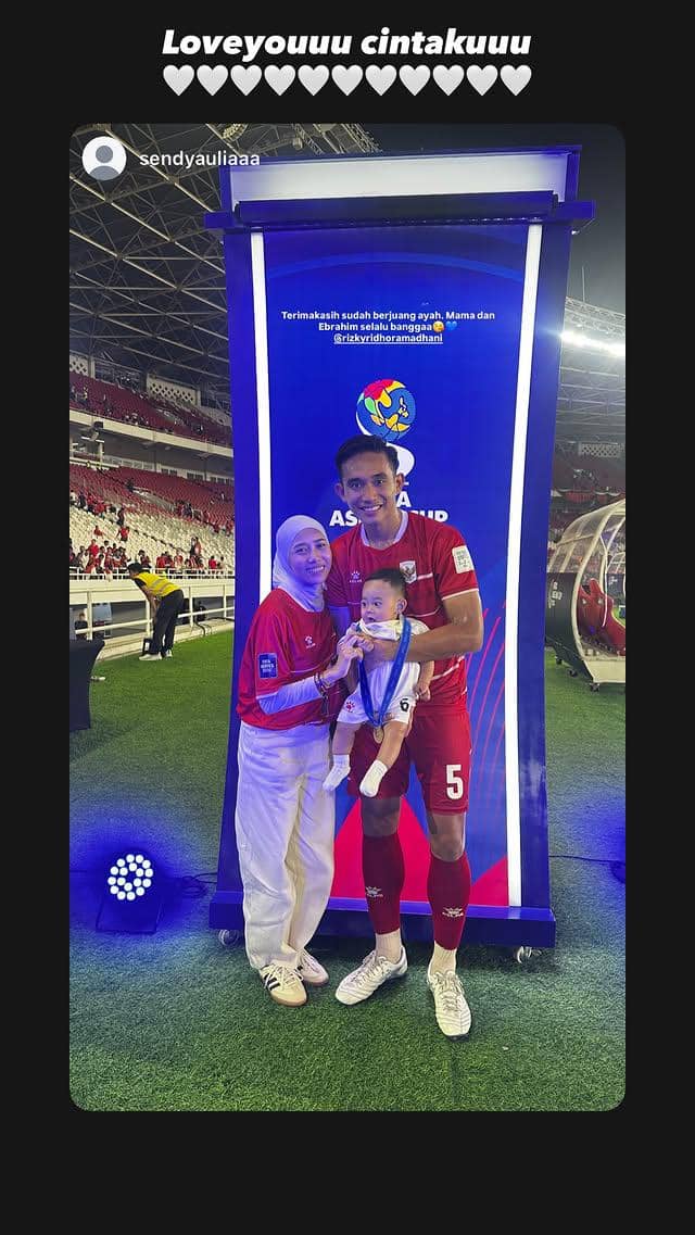 Sejumlah WAGs dan keluarga pemain menyaksikan langsung pertandingan final timnas Indonesia di Stadion Utama GBK.