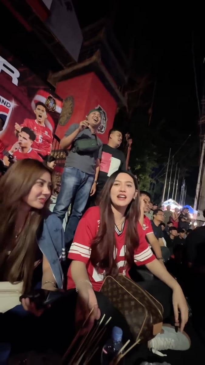 Seorang artis menyaksikan pertandingan timnas Indonesia melawan Thailand dalam acara nonton bareng.