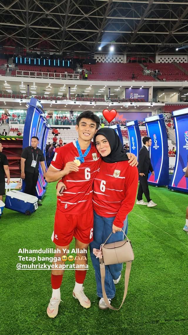 Sejumlah WAGs dan anggota keluarga menyaksikan langsung pertandingan final timnas dari tribun Stadion GBK.