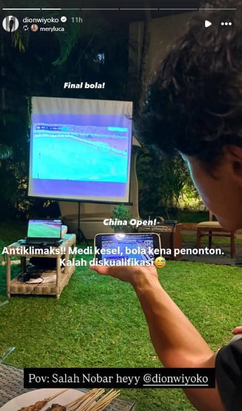 Sejumlah artis duduk bersama sambil menyaksikan pertandingan timnas Indonesia melawan Thailand di layar televisi.