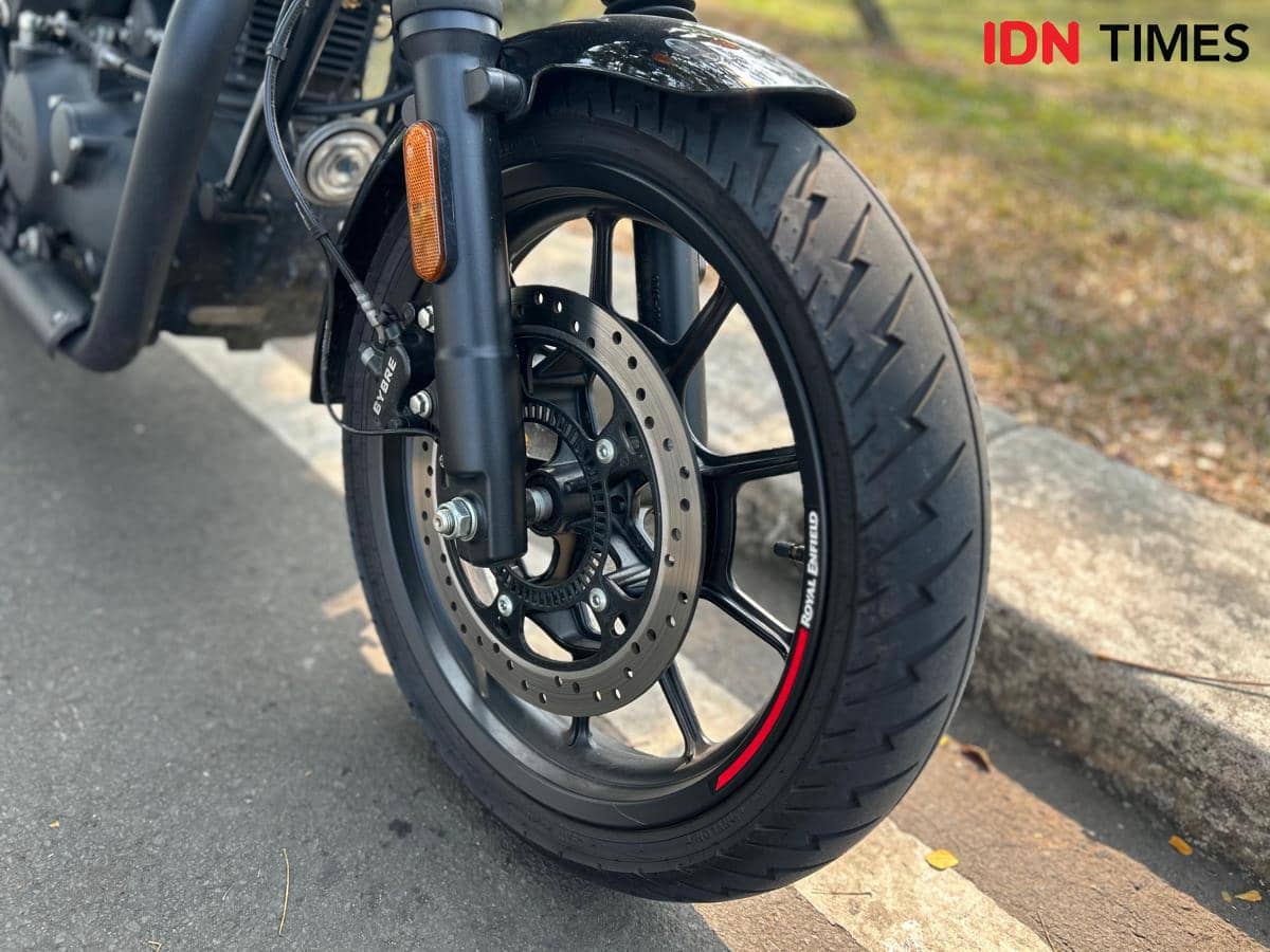 Roda depan sepeda motor Royal Enfield Hunter 350 dengan cakram rem dan suspensi teleskopik terlihat jelas.