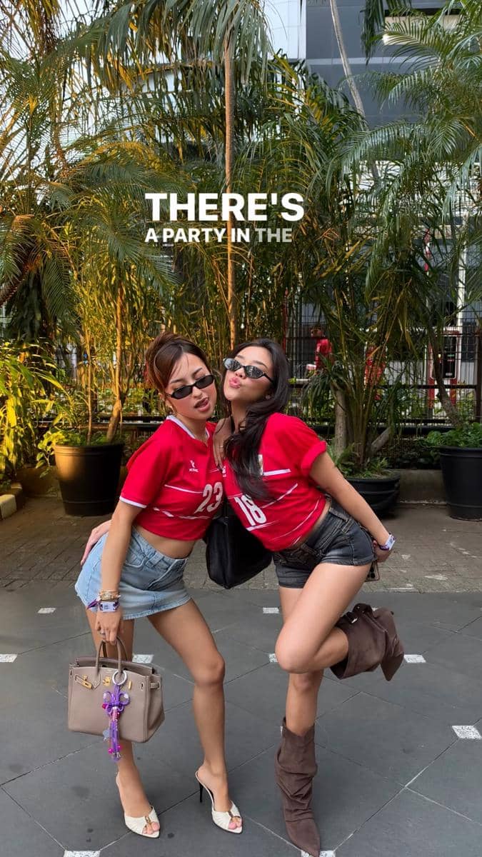 Para WAGs dan keluarga menyaksikan langsung laga final timnas Indonesia di Stadion GBK dari area tribun.