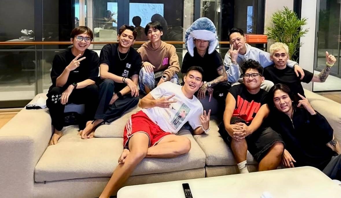 Sejumlah artis mengikuti acara nonton bareng pertandingan tim nasional Indonesia melawan Thailand di sebuah ruangan.