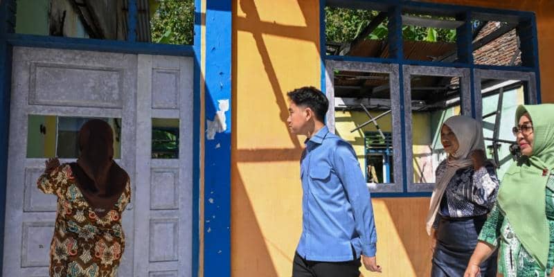 Wakil Presiden Gibran Rakabuming Raka menengok kondisi bangunan SDN 07 Bulango Utara bersama rombongan.