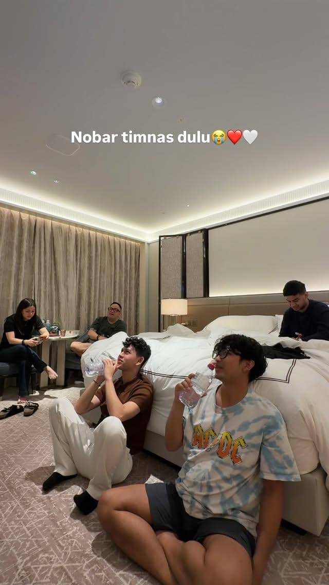 Sejumlah artis mengikuti acara nonton bareng pertandingan tim nasional Indonesia melawan Thailand.