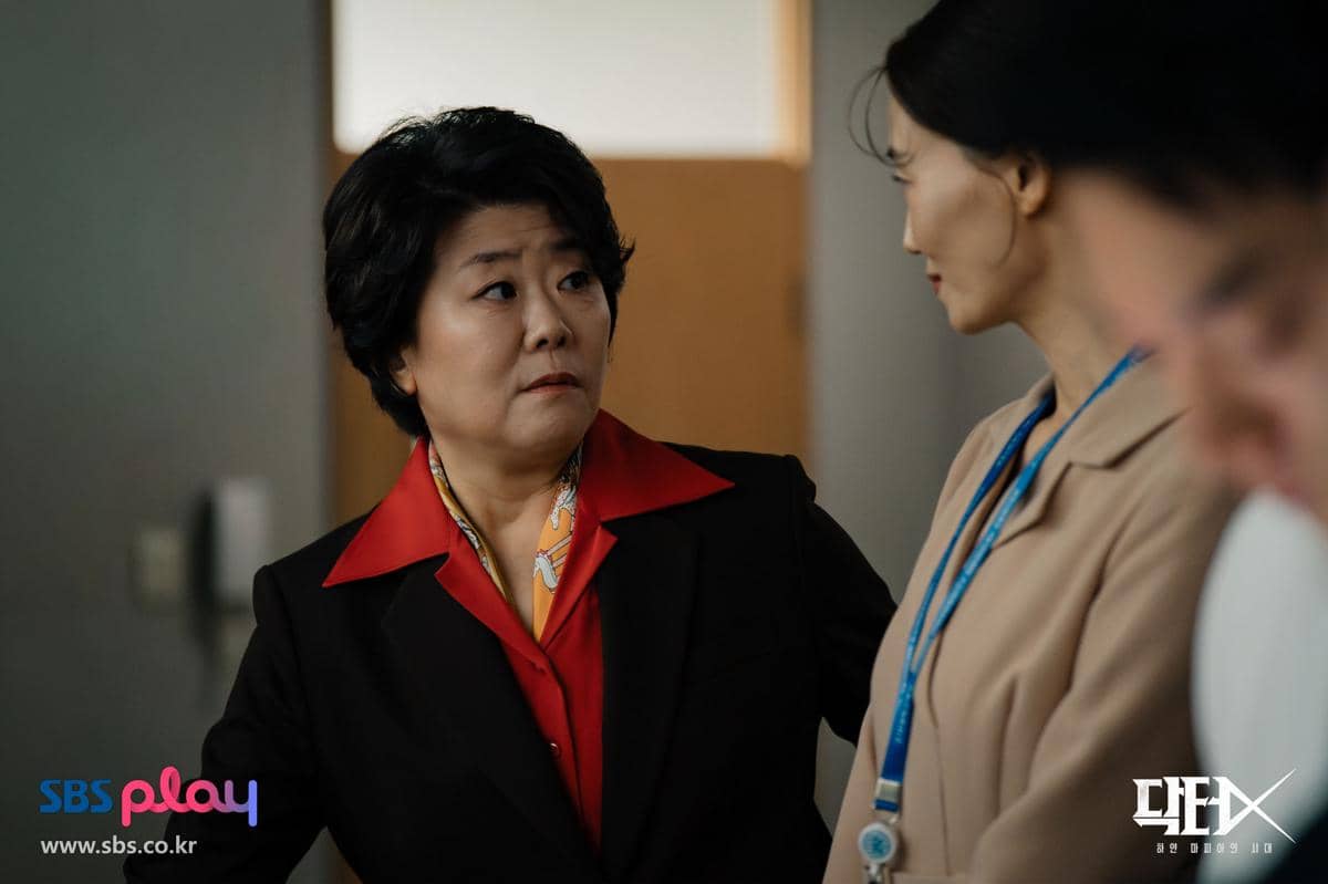 Potongan adegan dari Doctor X: Age of the White Mafia, serial produksi SBS, dalam materi promosi drama tersebut.