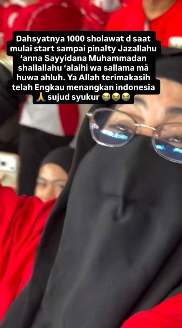 Sejumlah WAGs dan keluarga menyaksikan langsung pertandingan final timnas Indonesia di Stadion GBK dari tribun.