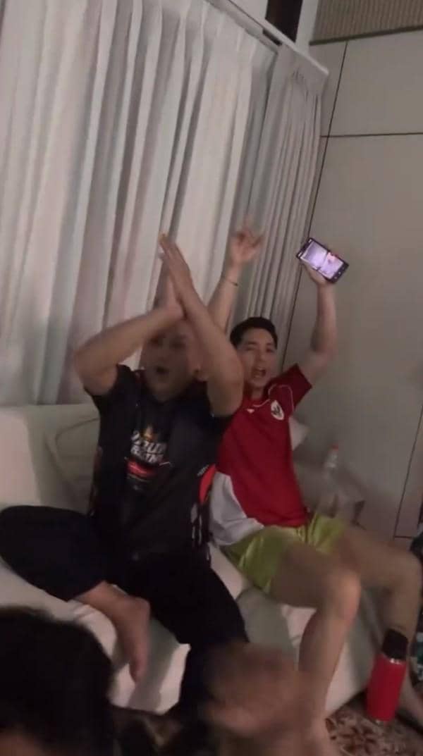 Sejumlah artis duduk bersama sambil menyaksikan pertandingan timnas Indonesia melawan Thailand dalam acara nonton bareng.