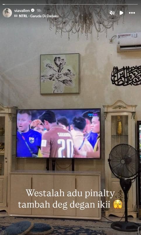 Sejumlah artis menonton bersama pertandingan timnas Indonesia melawan Thailand melalui layar televisi di sebuah ruangan.