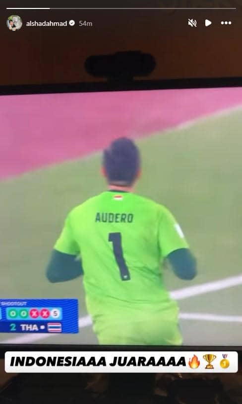 Alshad Ahmad tersenyum sambil mengangkat kedua tangan sebagai reaksi kemenangan Timnas Indonesia di FIFA ASEAN Cup 2026.