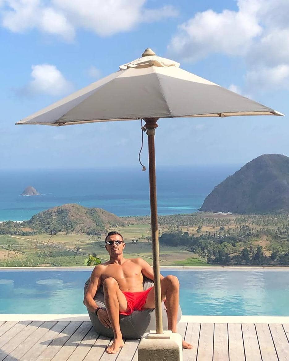 Potret Emil Audero berada di luar lapangan, mengenakan pakaian kasual dalam unggahan Instagram pribadinya.