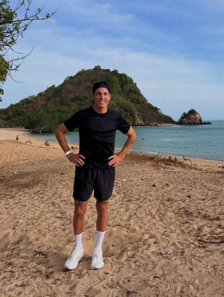 Aleix Espargaro di Pantai Kuta Mandalika. (Instagram/Aleix Espargaro)