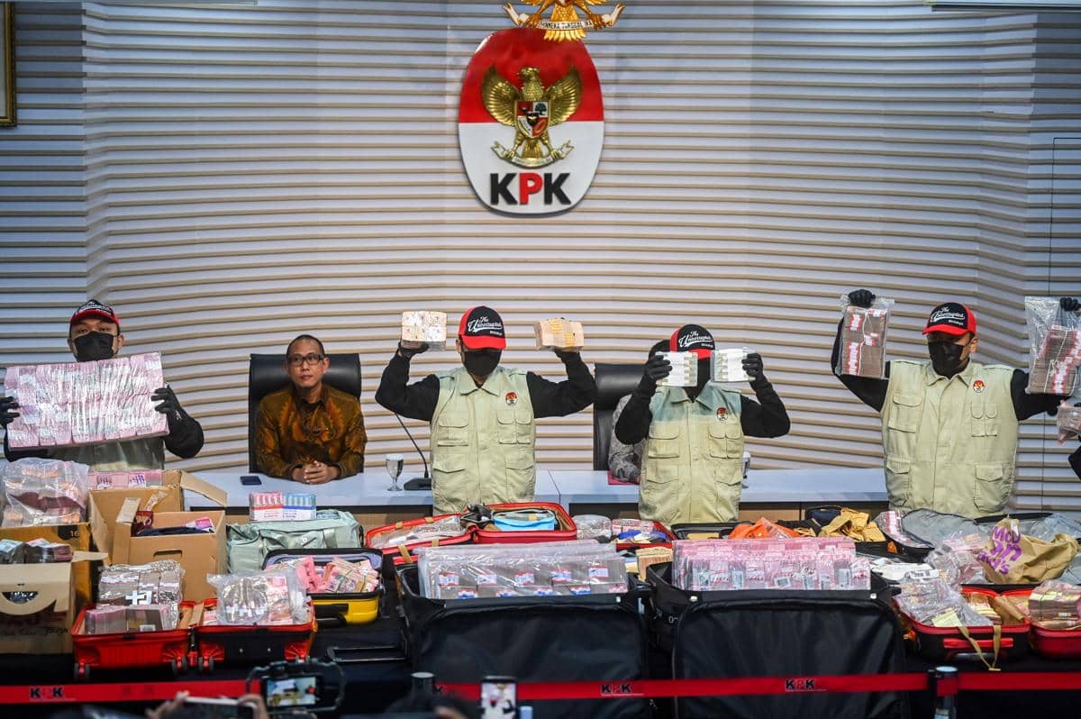 antarafoto-kpk-sita-barang-bukti-kasus-dugaan-korupsi-hgb-summarecon-1791268301.jpg