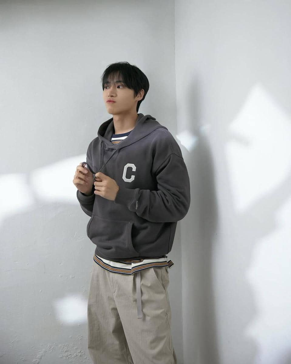 Choo Young Woo dalam gaya busana kasual yang rapi sebagai inspirasi OOTD dari akun Instagram @cu.young.