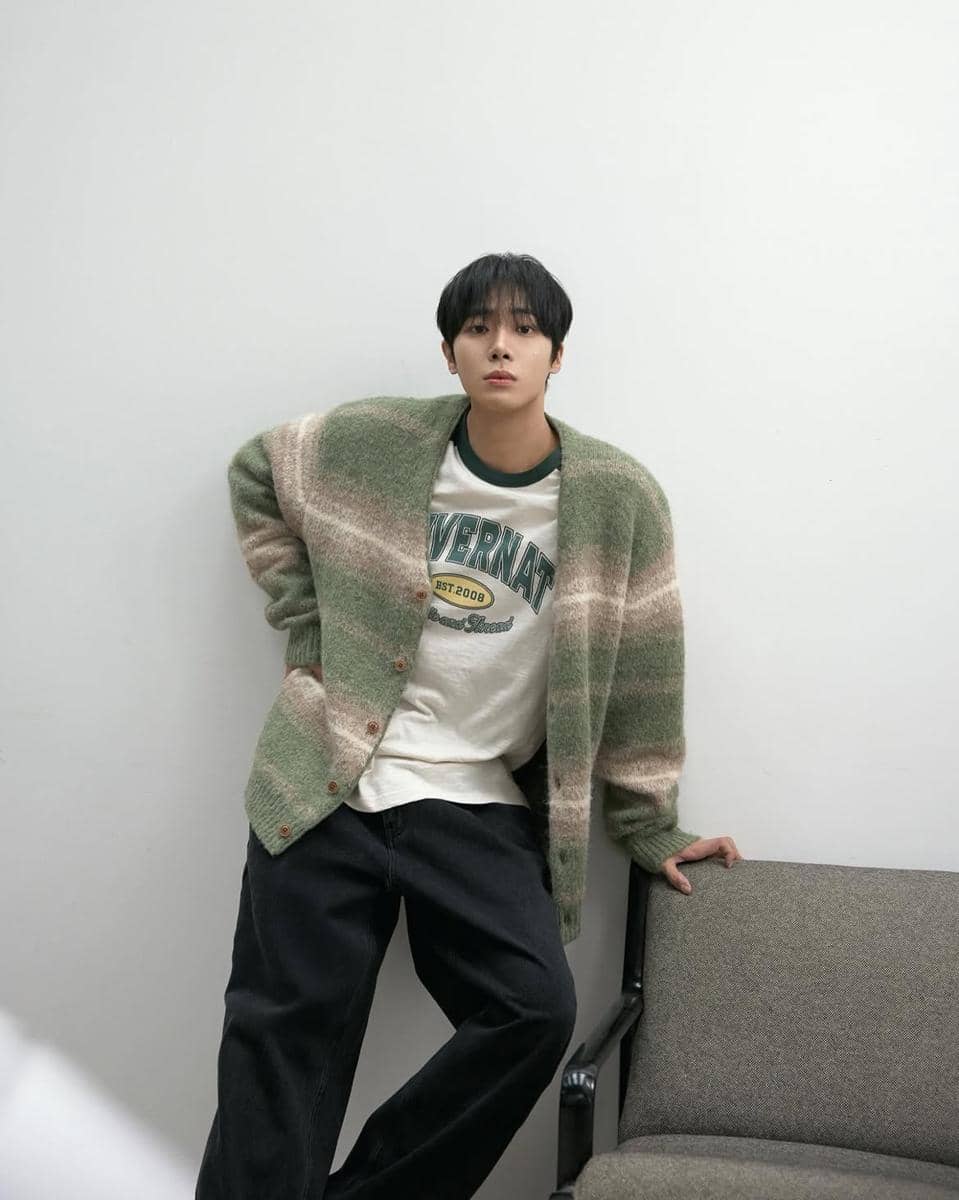 Choo Young Woo tampil dengan gaya OOTD kasual dalam potret yang dibagikan melalui akun Instagram pribadinya.