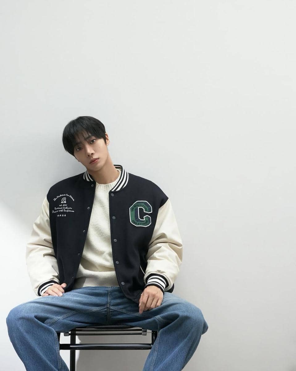 Choo Young Woo tampil dengan busana kasual sebagai inspirasi OOTD pada unggahan Instagram pribadinya.