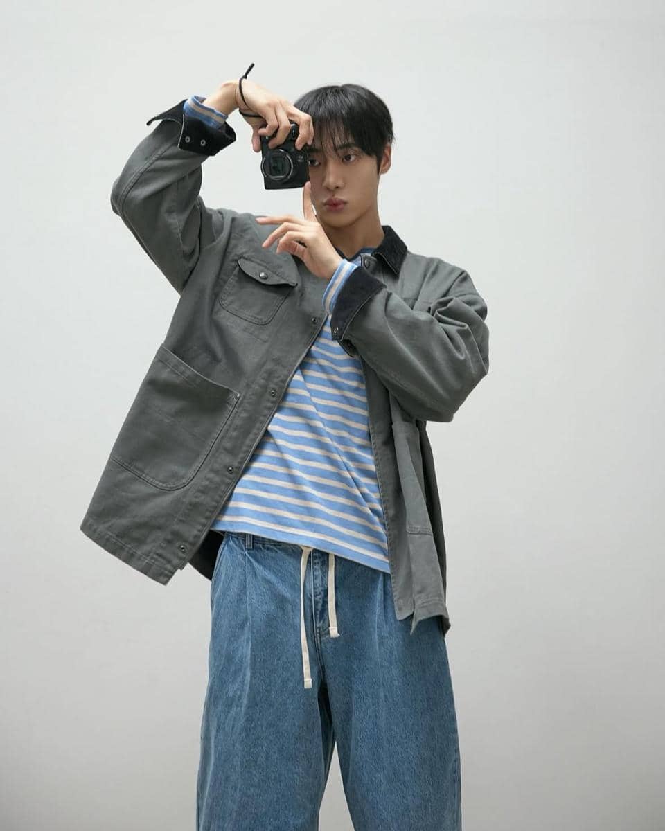 Choo Young Woo mengenakan busana kasual bergaya untuk inspirasi OOTD pria dalam foto dari akun Instagramnya.