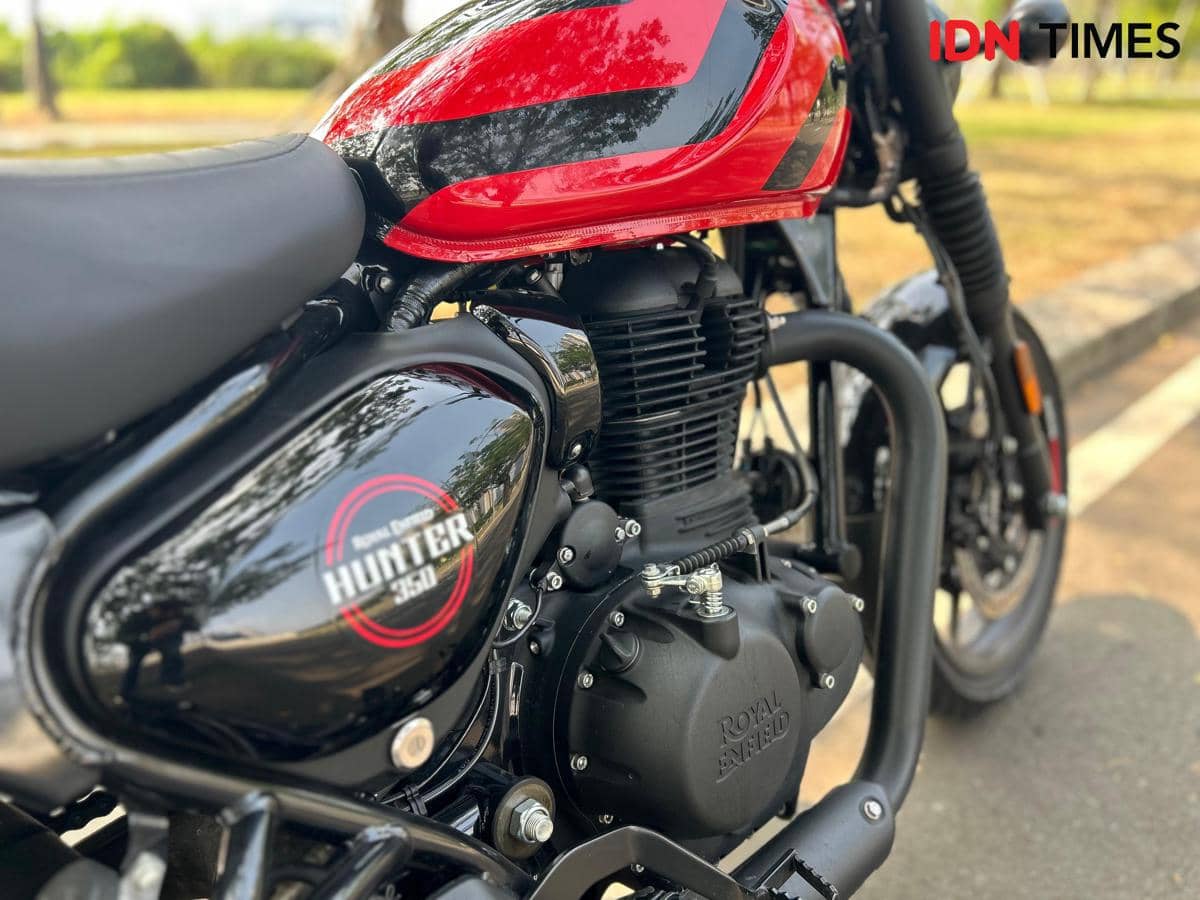 Detail ruang mesin sepeda motor Royal Enfield Hunter 350 dengan komponen mesin dan rangka yang terlihat dari sisi samping.