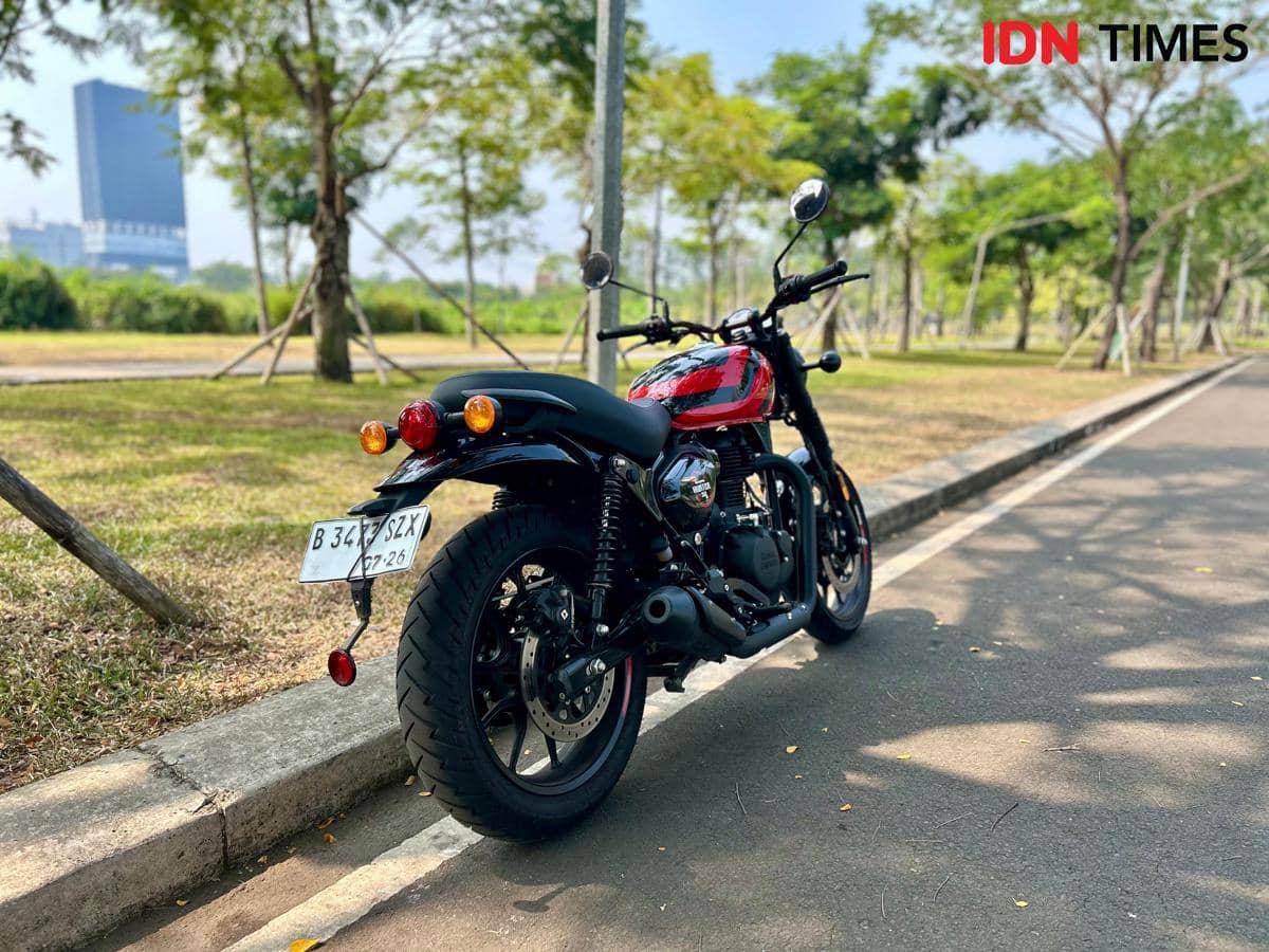 Tampilan sepeda motor Hunter 350 dengan desain bergaya retro yang kental, memadukan siluet klasik dan detail modern.