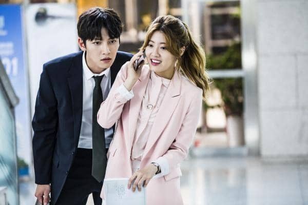 Potongan adegan drama Korea Suspicious Partner produksi SBS Drama yang memperlihatkan suasana dalam serial tersebut.
