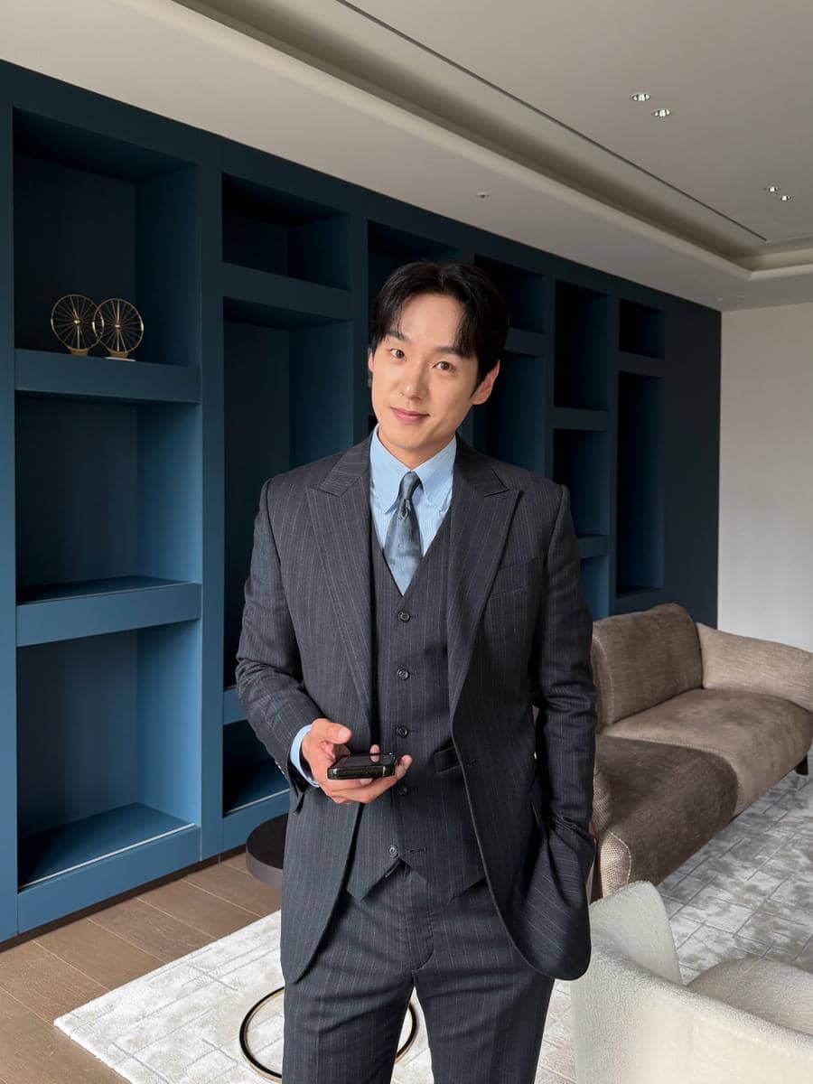 Still cut Kwang Si Yang di balik layar drama A Love Other Than Yours