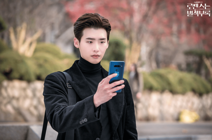 Lee Jong Suk di drama Romance Is a Bonus Book