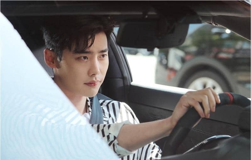 Lee Jong Suk di drama W: Two Worlds