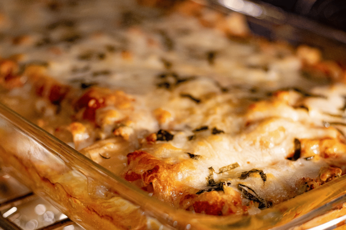 ilustrasi cheesy beef potato bake