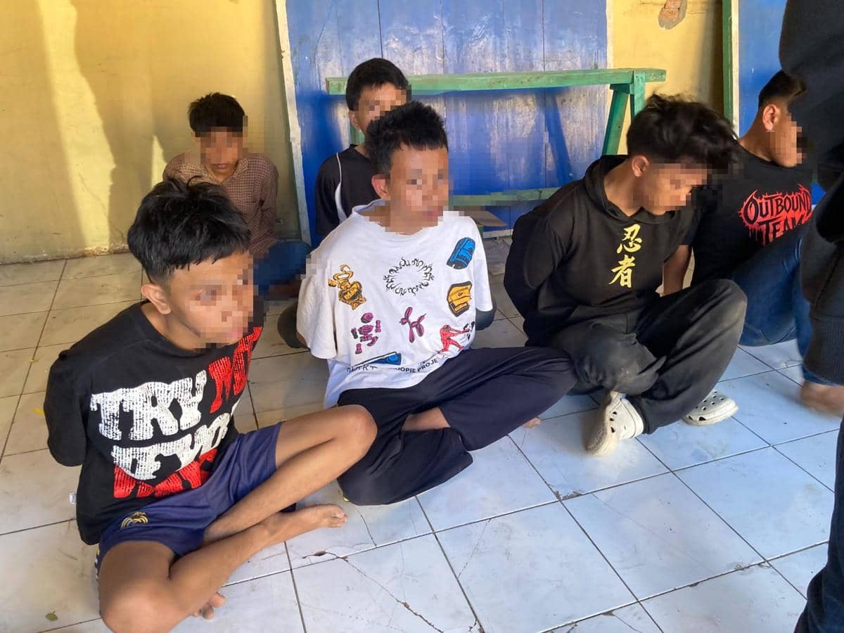 Belasan pelajar di Makassar, Sulawesi Selatan, ditangkap karena diduga terlibat dalam penyerangan yang mengakibatkan satu orang tewas, Mingg