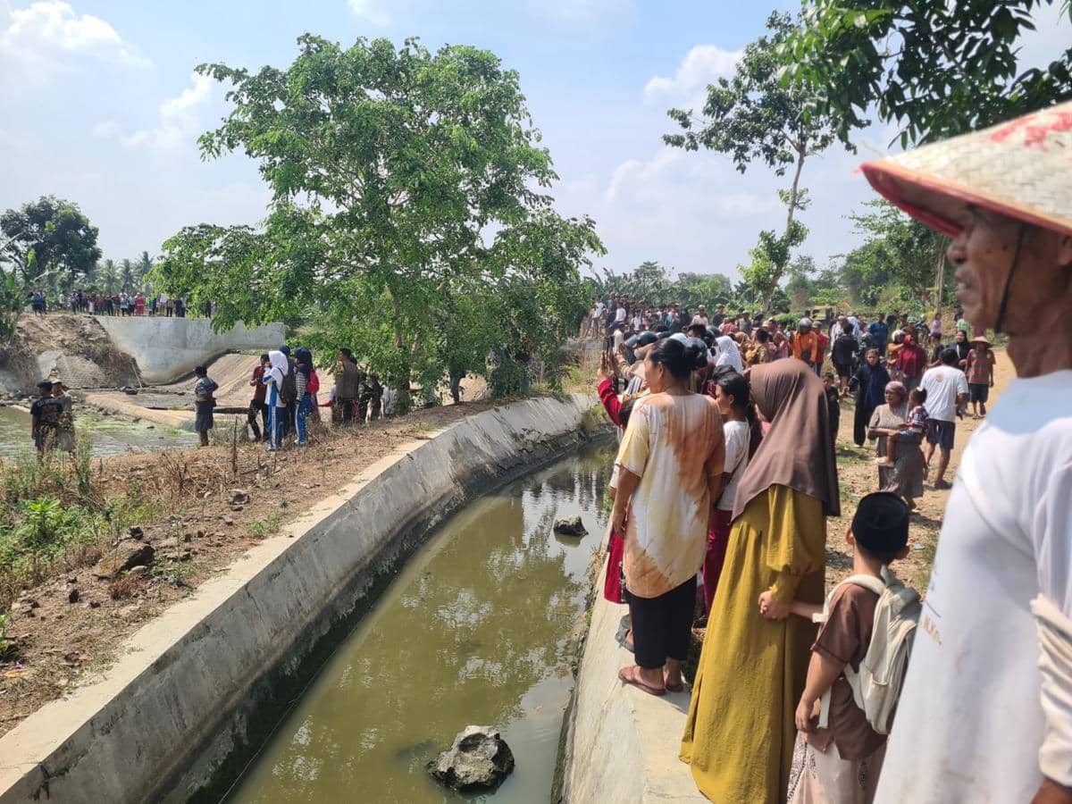Polisi dan warga mengevakuasi ketiga jenazah bocah tenggelam di Bendungan Widara Payung, Pekon Podomoro, Kecamatan Pringsewu, Pringsewu